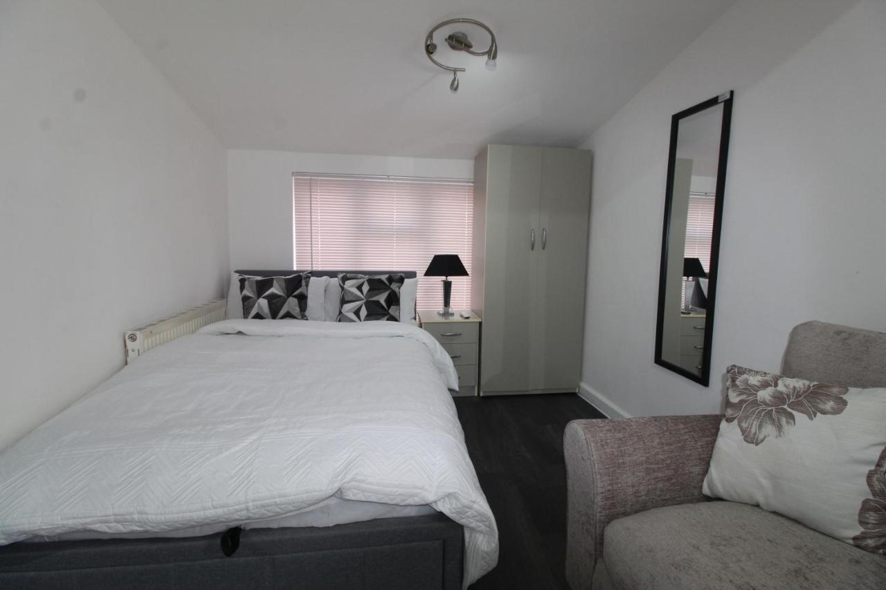 2 Min Walk To Upton Park Station Londen