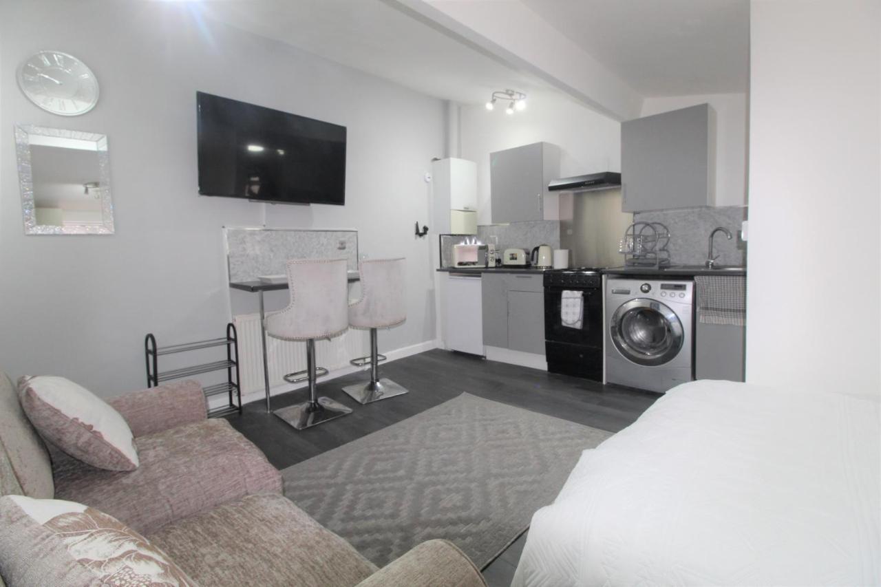 2 Min Walk To Upton Park Station * Londen