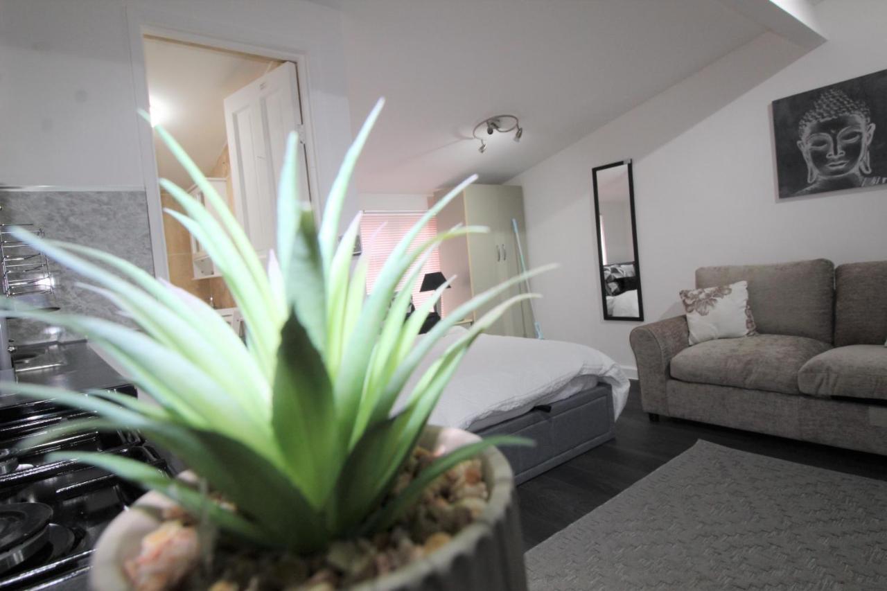 2 Min Walk To Upton Park Station Appartement