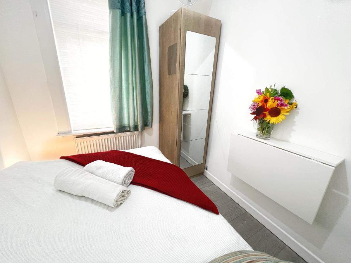Luxurious House Near Excel- Air Conditioning, 9 Beds, 2 Baths, Garden, Fast Wifi Guest house *