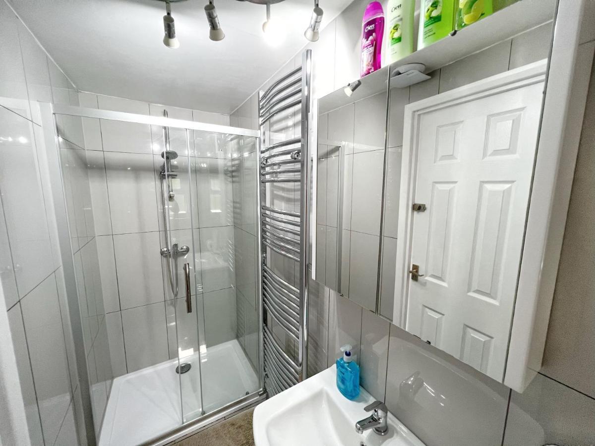 Luxurious House Near Excel- Air Conditioning, 9 Beds, 2 Baths, Garden, Fast Wifi Guest house *