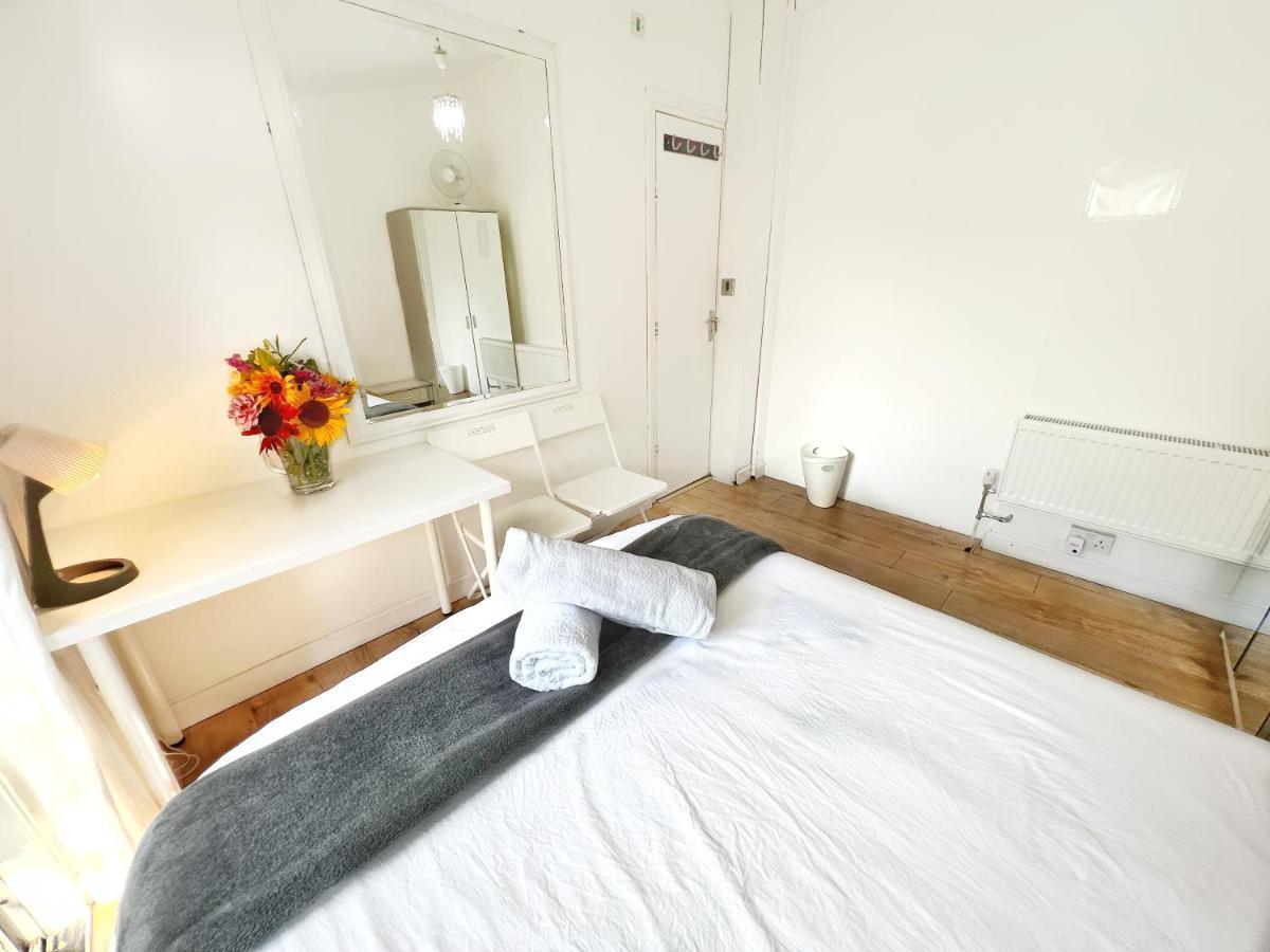 Guest house Luxurious House Near Excel- Air Conditioning, 9 Beds, 2 Baths, Garden, Fast Wifi *