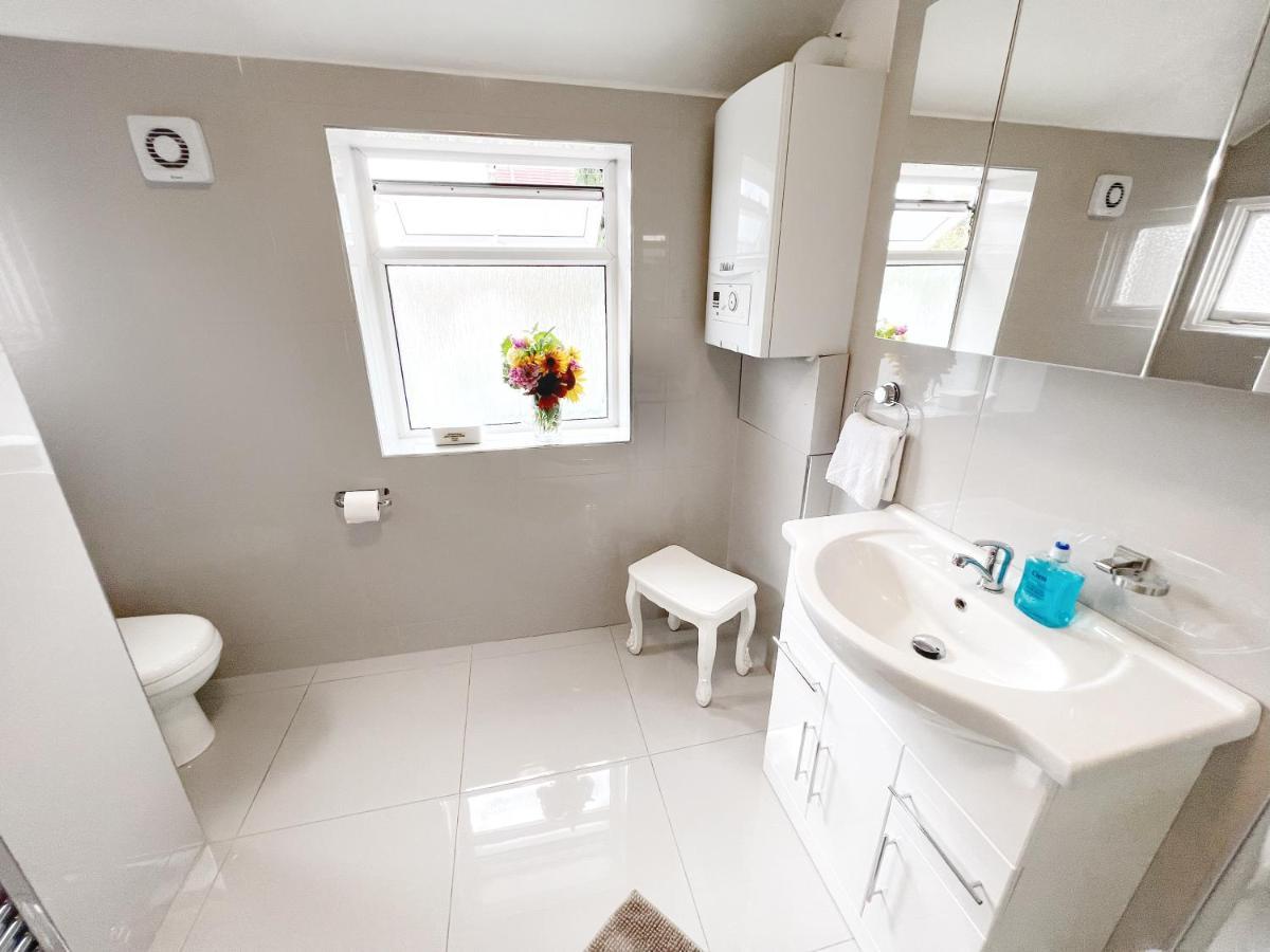 Luxurious House Near Excel- Air Conditioning, 9 Beds, 2 Baths, Garden, Fast Wifi Guest house *