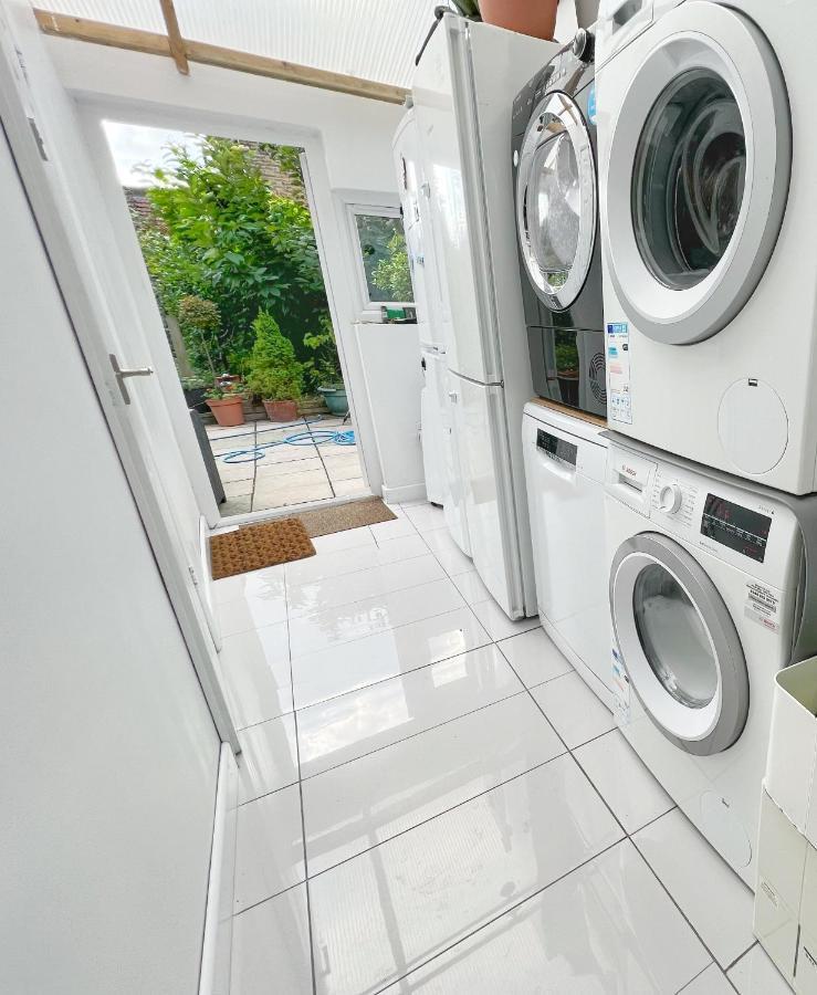 Luxurious House Near Excel- Air Conditioning, 9 Beds, 2 Baths, Garden, Fast Wifi Guest house *