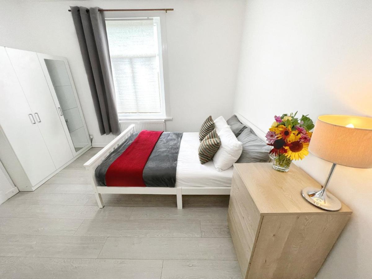 Luxurious House Near Excel- Air Conditioning, 9 Beds, 2 Baths, Garden, Fast Wifi Guest house *