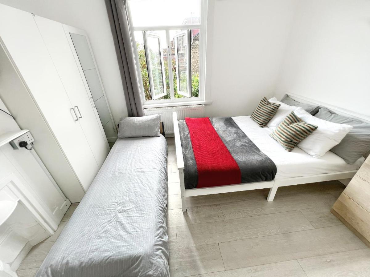 Luxurious House Near Excel- Air Conditioning, 9 Beds, 2 Baths, Garden, Fast Wifi Guest house *