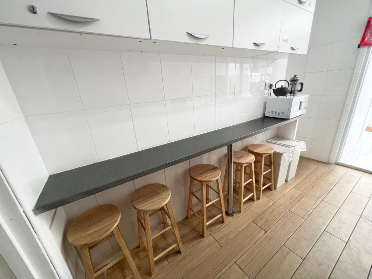 Luxurious House Near Excel- Air Conditioning, 9 Beds, 2 Baths, Garden, Fast Wifi Guest house London