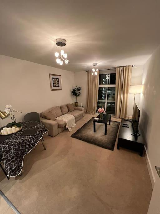 One Double Bedroom On Chelsea Bridge!