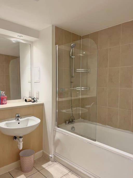New Build 2 Bedroom With 2 Bath, Appartamento Londra