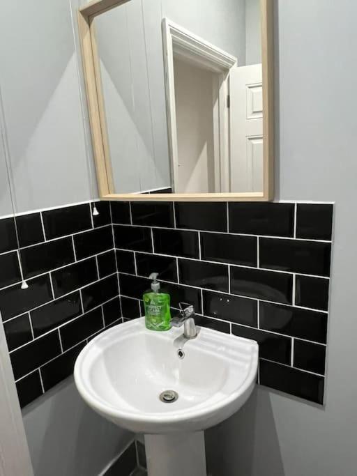 Lägenhet 001- Lovely 3-bedroom Very Close To Oxford Street