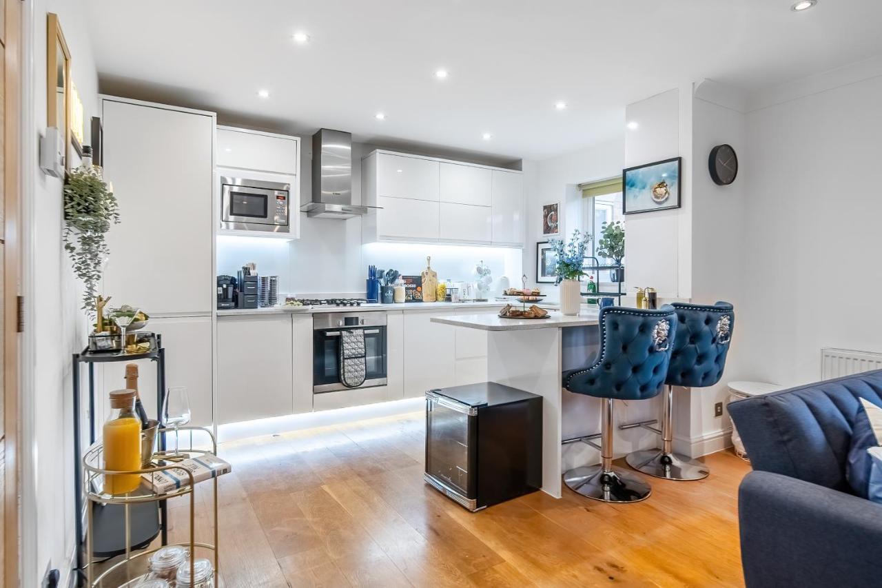 Chic 3 Bed Near Bridge With Balcony
