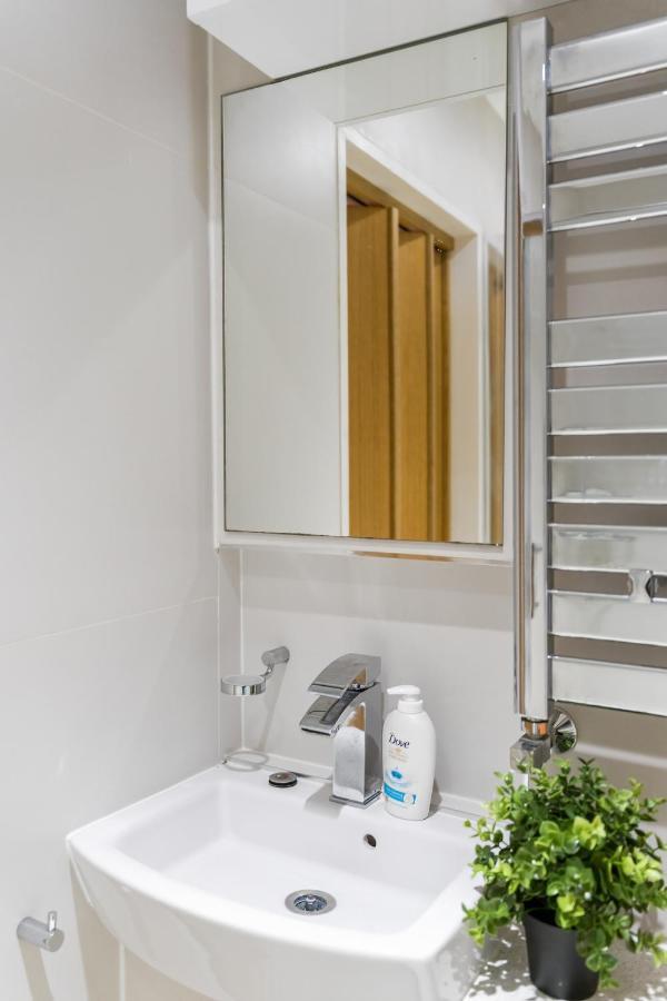 Lejlighed Chic 3 Bed Near Bridge With Balcony