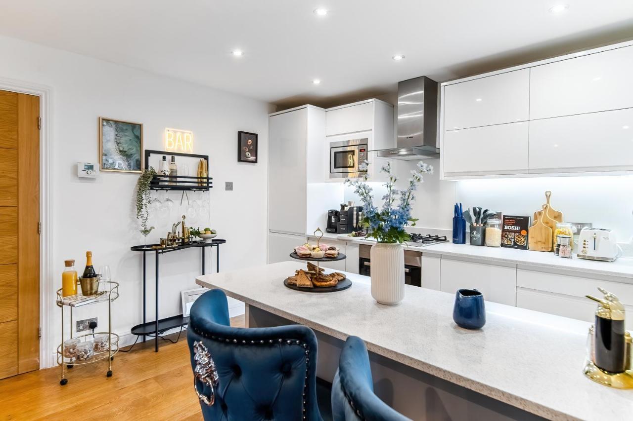 Chic 3 Bed Near Bridge With Balcony Lejlighed London