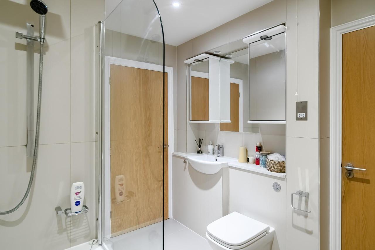 Chic 3 Bed Near Bridge With Balcony Lejlighed London