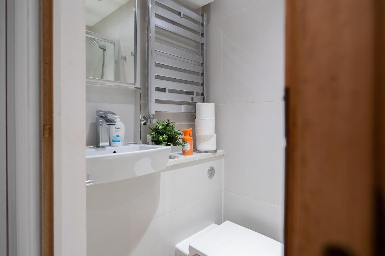 Chic 3 Bed Near Bridge With Balcony Lejlighed