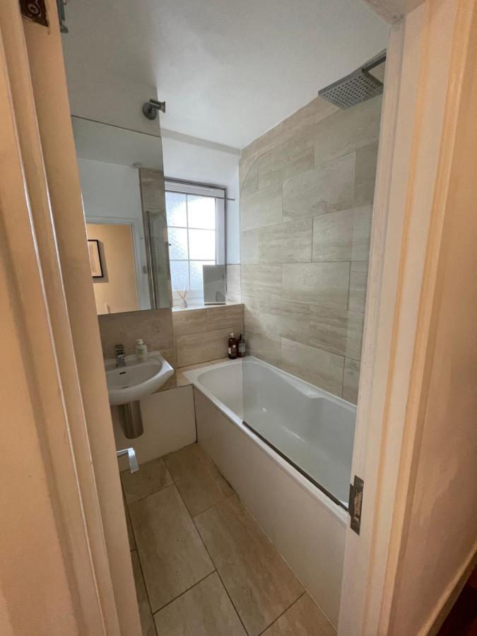 Spacious Flat Opposite The Oval * Londra