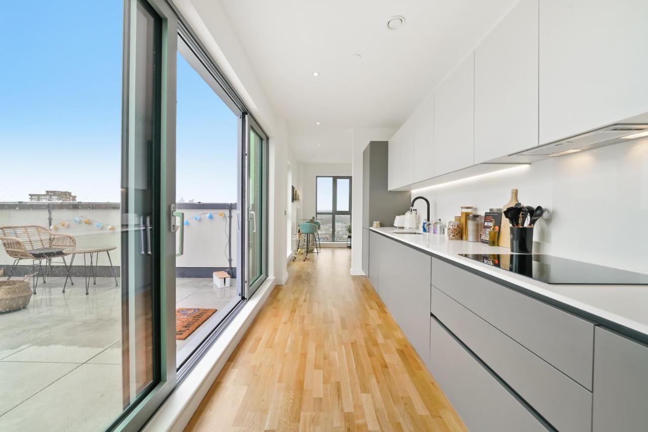Luxury Penthouse With Enviable Views * London