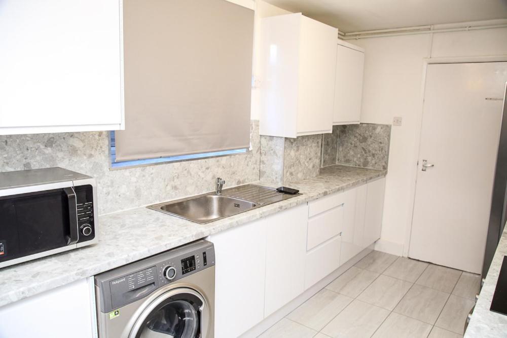 Apartment Newly Refurbished 3 Bedroom House Close To Central