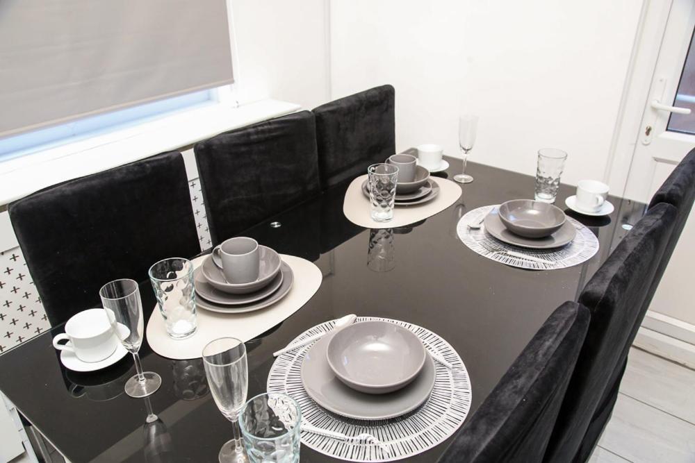 Newly Refurbished 3 Bedroom House Close To Central *