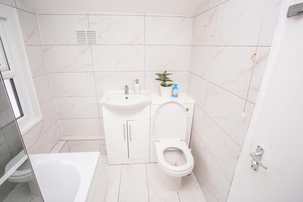 Newly Refurbished 3 Bedroom House Close To Central Apartment