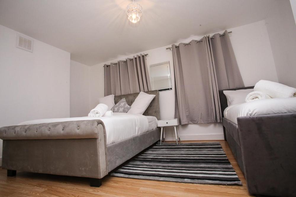 Newly Refurbished 3 Bedroom House Close To Central Apartment