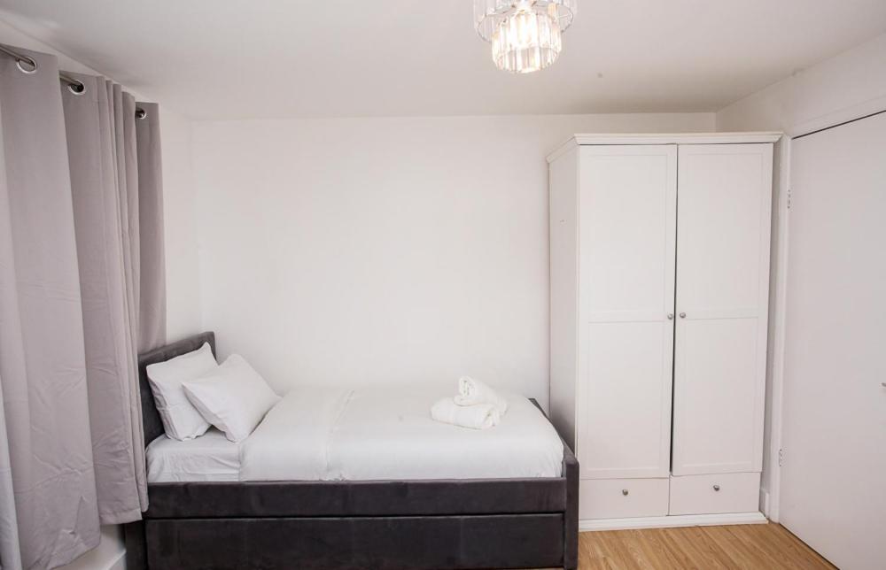 Apartment Newly Refurbished 3 Bedroom House Close To Central London