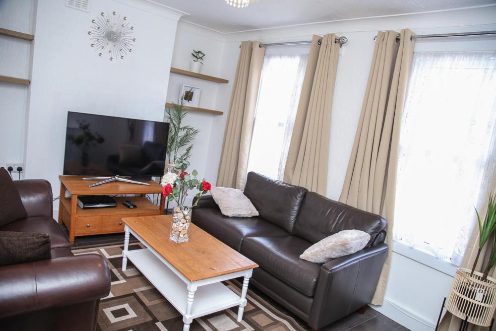 Newly Refurbished 3 Bedroom House Close To Central Apartment