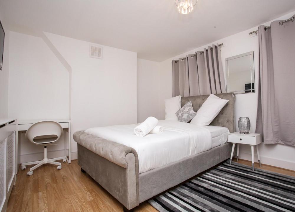 Newly Refurbished 3 Bedroom House Close To Central Apartment