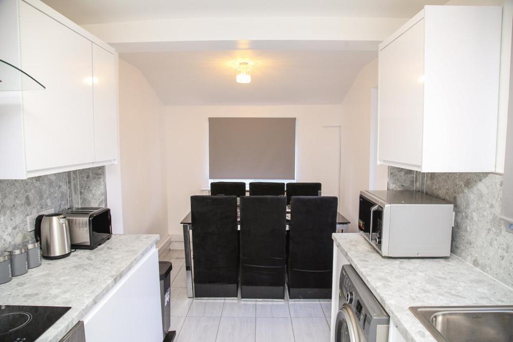 Apartment Newly Refurbished 3 Bedroom House Close To Central