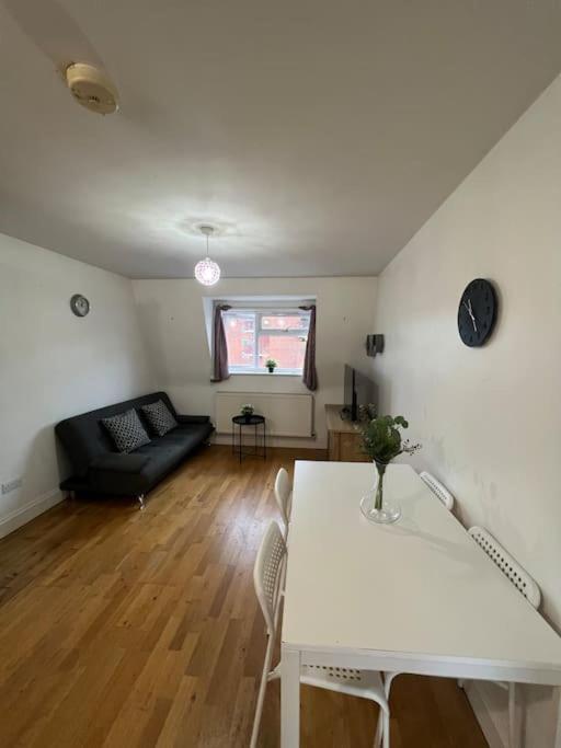 New Build 2 Bed Flat, * Londres