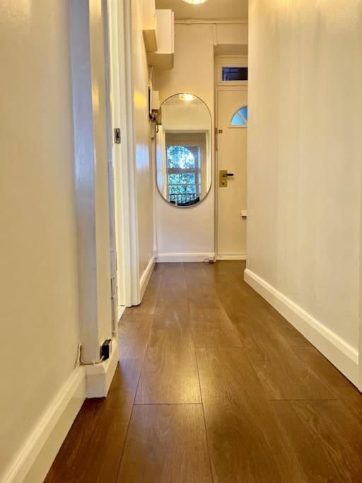 1 Bed In Zone 2, Minutes From Oval Tube. *