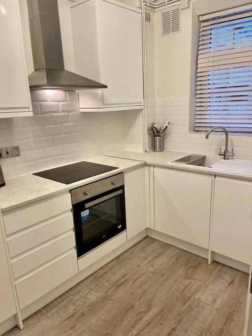 1 Bed In Zone 2, Minutes From Oval Tube. * London