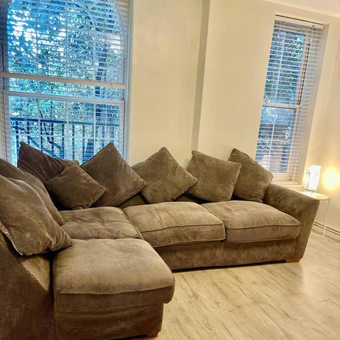 Apartment 1 Bed In Zone 2, Minutes From Oval Tube.