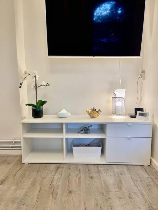 1 Bed In Zone 2, Minutes From Oval Tube. Apartment *