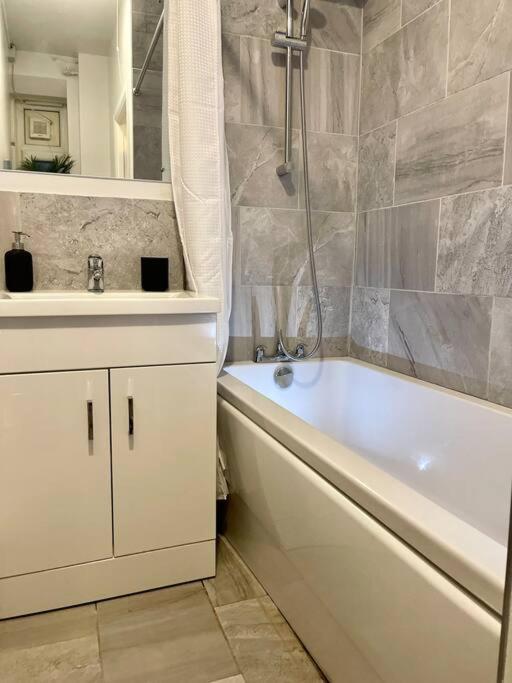 1 Bed In Zone 2, Minutes From Oval Tube. * London