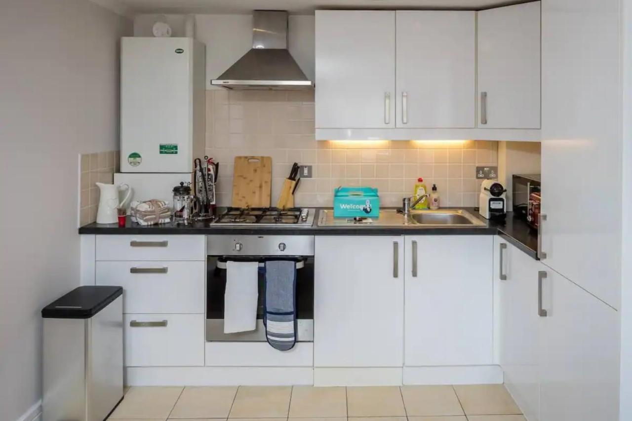 Modern Luxury Apartment, Sleeps Five, Barons Court * London