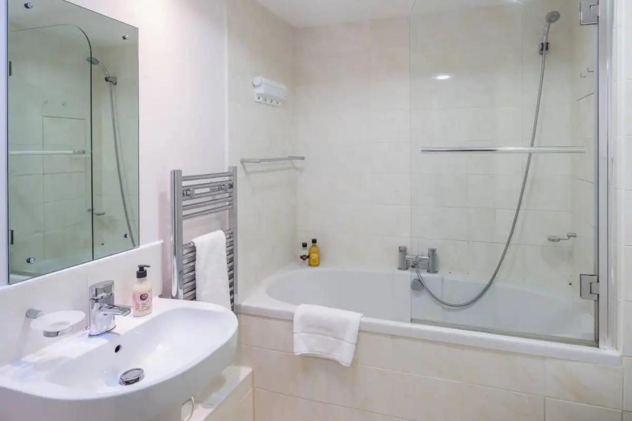 Modern Luxury Apartment, Sleeps Five, Barons Court London