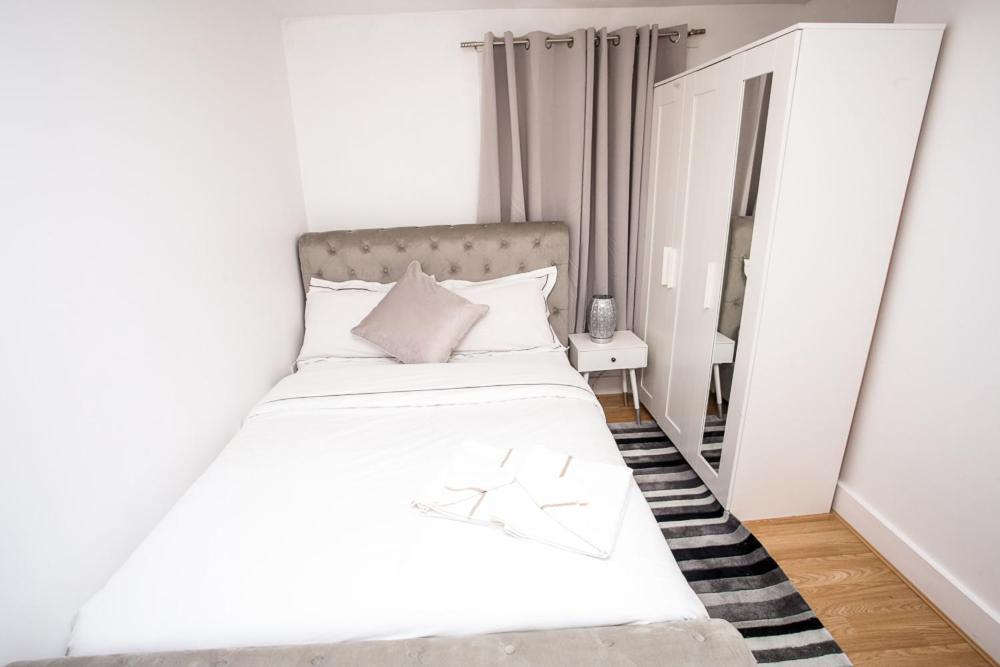 Newly Refurbished 3 Bedroom House Close To Central * London