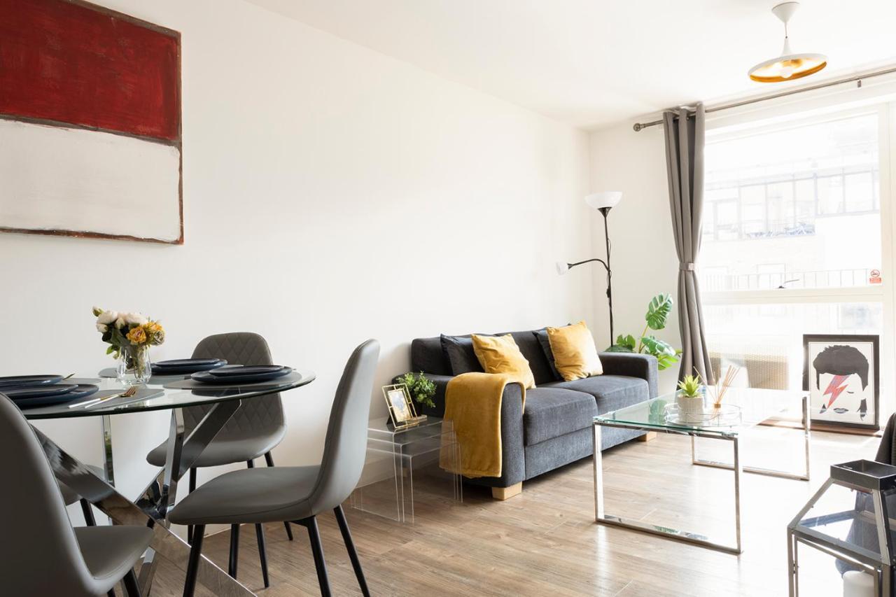 Apartment Spacious 2 Bed In Location *