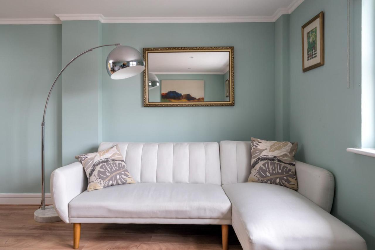 Apartment Modern Luxury Apartment, Sleeps Five, Barons Court *