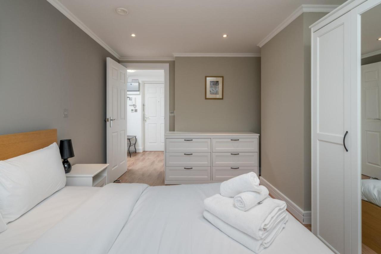 Apartment Modern Luxury Apartment, Sleeps Five, Barons Court *