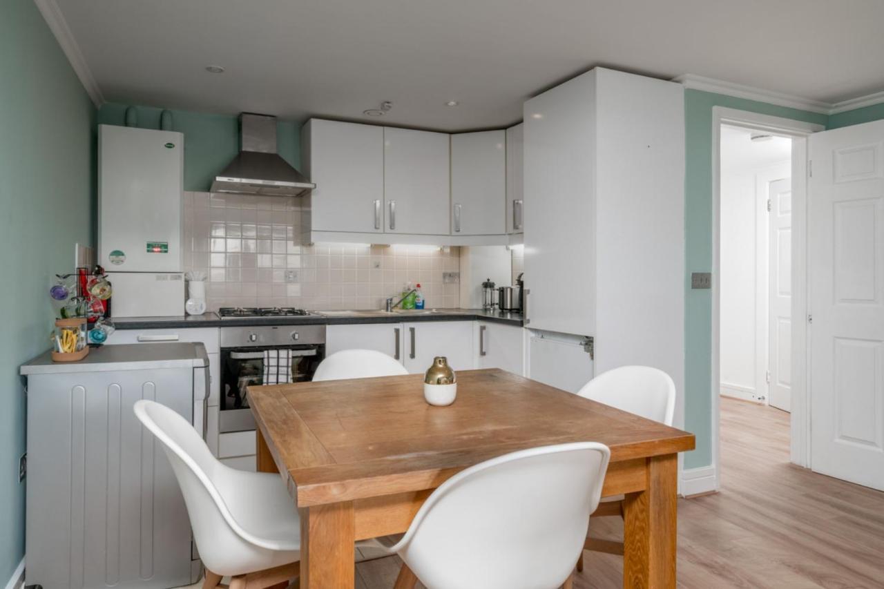 Modern Luxury Apartment, Sleeps Five, Barons Court Apartment