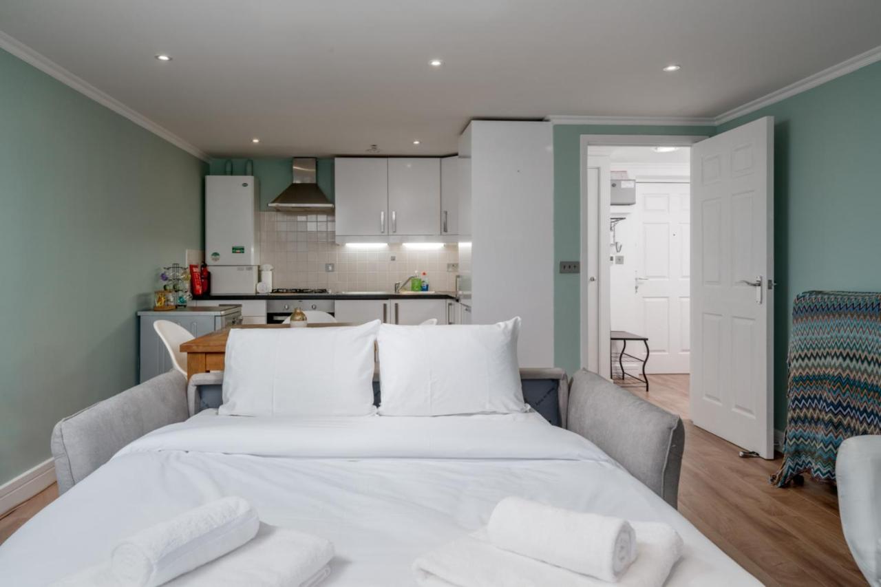Apartment Modern Luxury Apartment, Sleeps Five, Barons Court