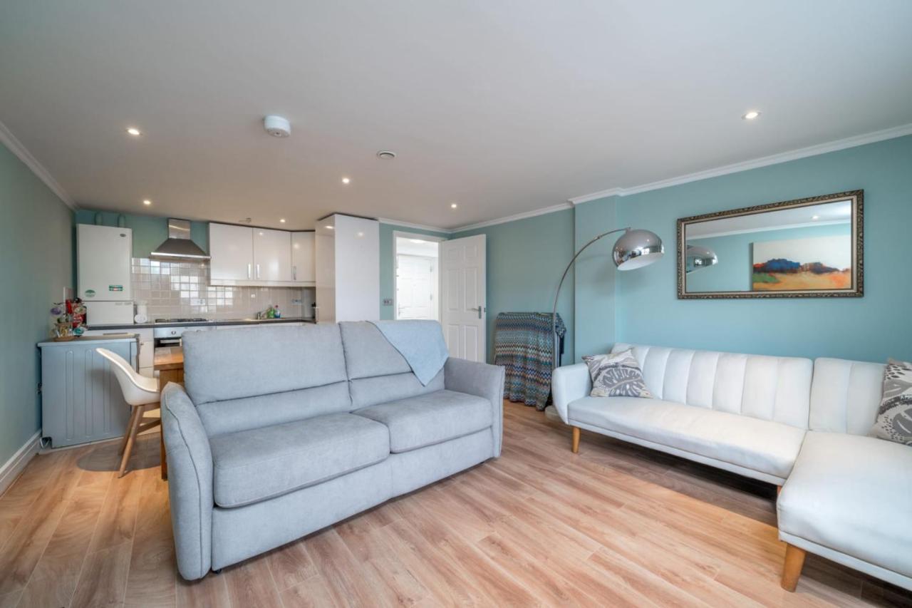 Apartment Modern Luxury Apartment, Sleeps Five, Barons Court London