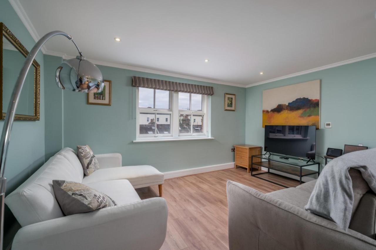Apartment Modern Luxury Apartment, Sleeps Five, Barons Court *
