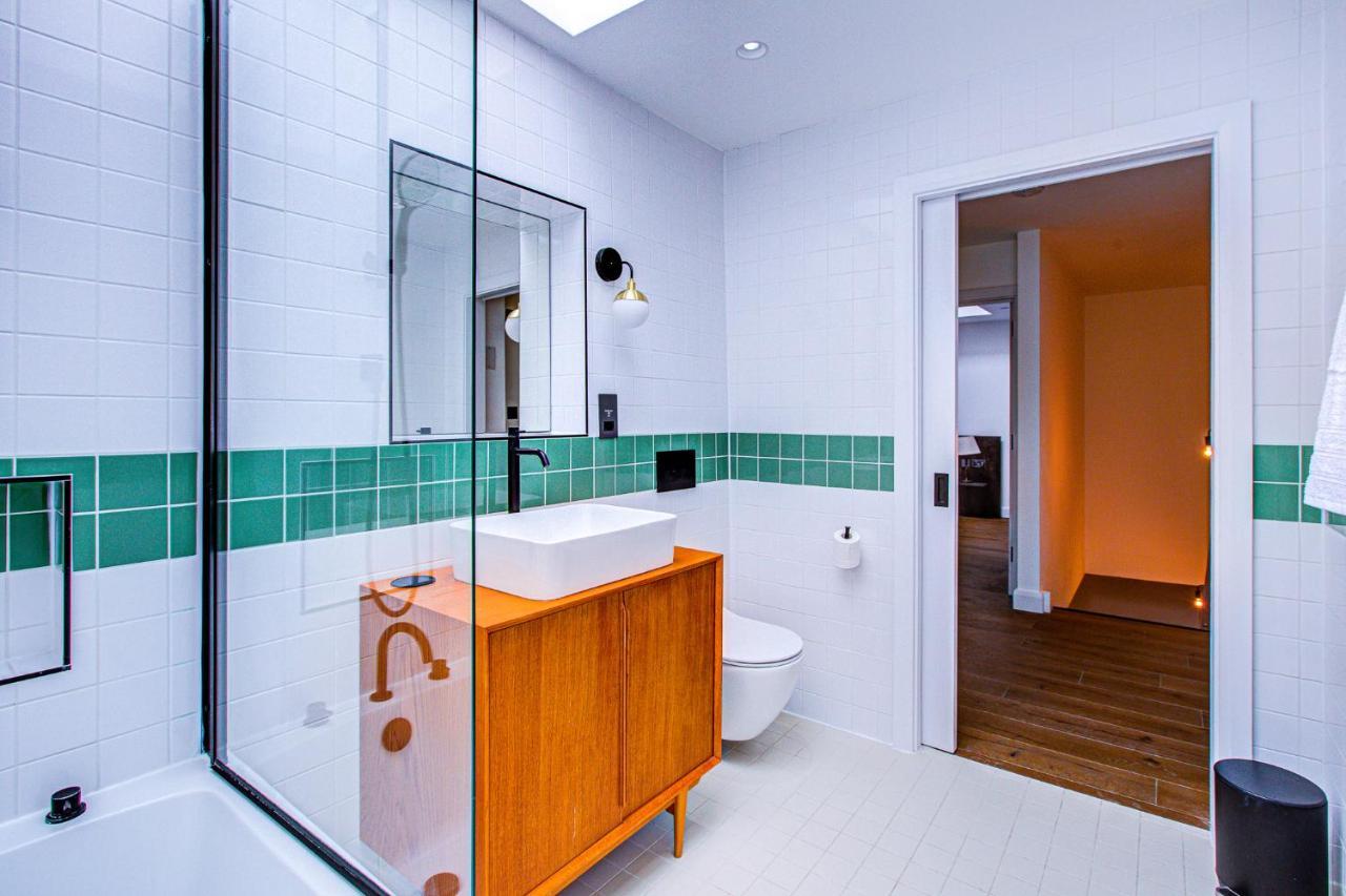 Beautiful 3-bedroom House Just Minutes From Queen's Park Tube Lejlighed