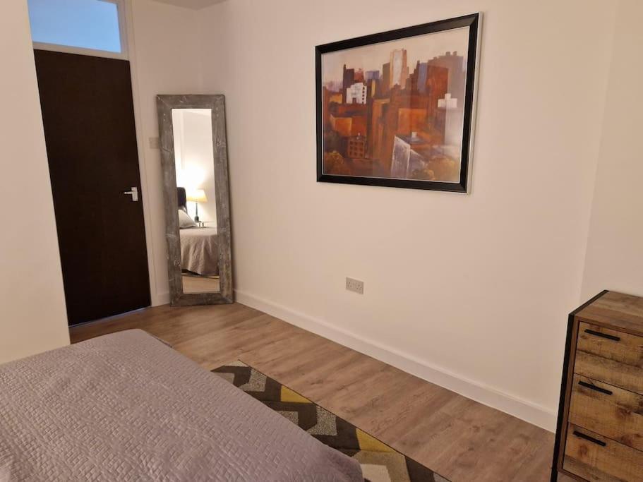Newly Renovated Apartment! * Londen
