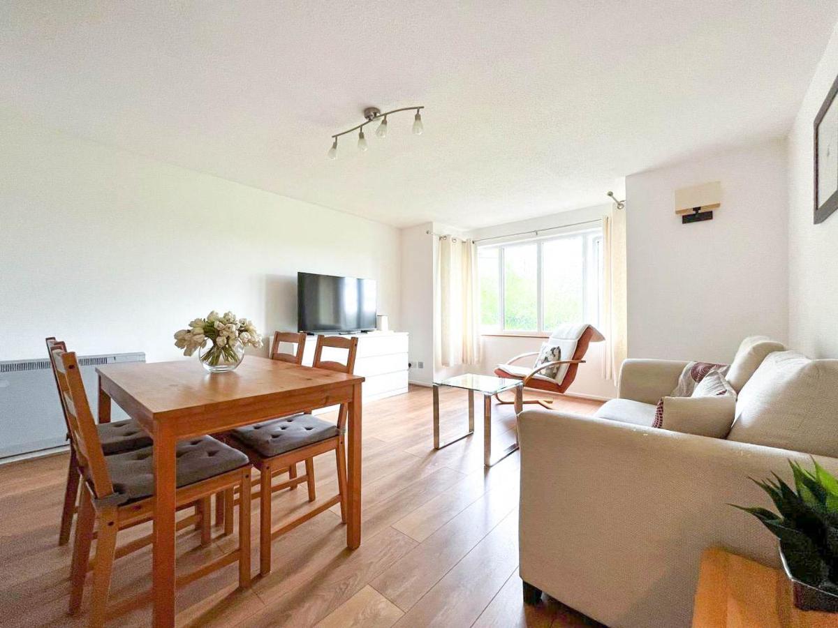 Comfort: 2-bedroom Flat With Parking And Transport Links Apartment