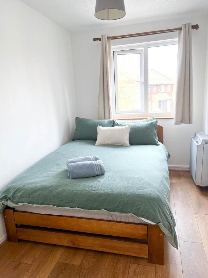 Apartment Comfort: 2-bedroom Flat With Parking And Transport Links