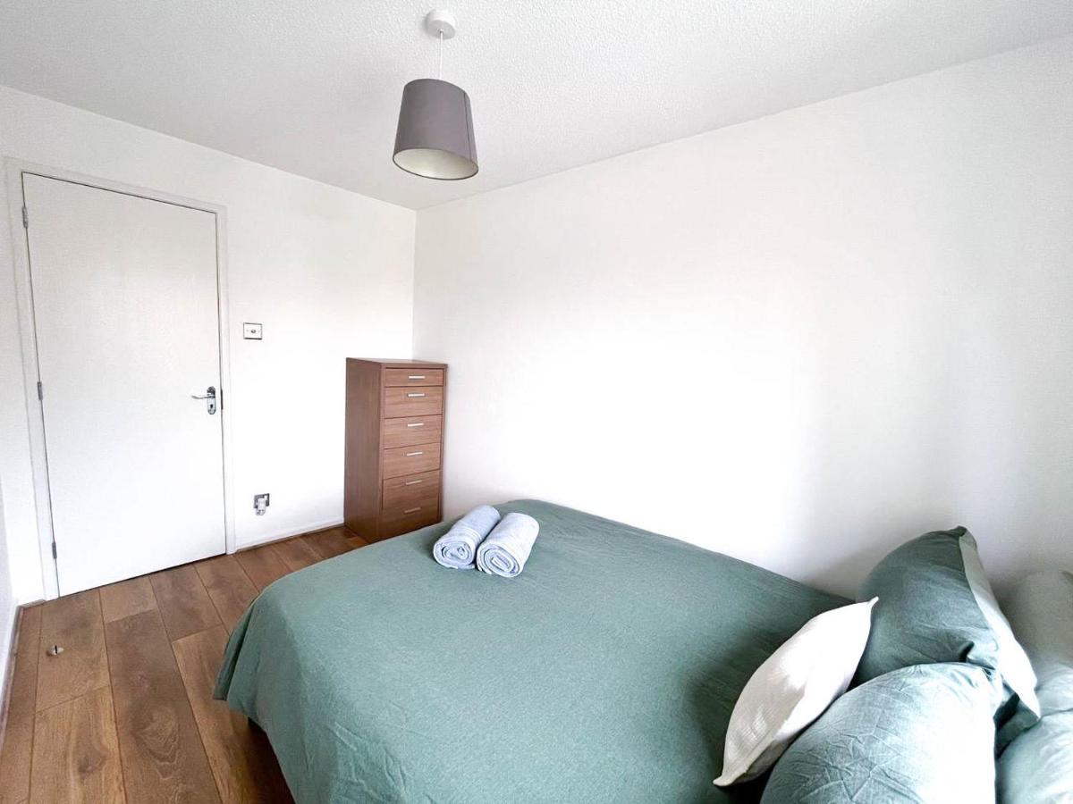 Apartment Comfort: 2-bedroom Flat With Parking And Transport Links